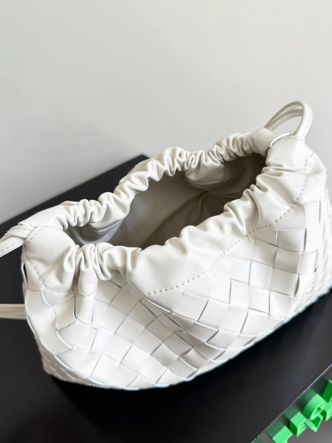 Batch 1560 Armpit bags have become a fashionable item that every girl has in their hands in recent years🛍️. The elegant and simple style has won the love of many people of different ages. However, there is an unavoidable trouble with armpit bags, that is, the capacity is too small, and BOTTEGA VENETA’s new Dustbag Considering people's travel needs, the capacity of garbage bags has been greatly upgraded. Folding umbrellas, water cups, and girls' makeup powder and lipstick can all be accommodated. It is very light and resistant to dirt. Even if you have a lot of things when traveling, it can reduce the burden to a certain extent. The shoulder straps are buckled and can be changed at will. It can be used for hand holding or as the liner of a large bag. After the drawstring is drawn, it looks like a cloud bag. It is very suitable for concave styling when traveling in summer🙋🏻‍♀️ Style number: 796728 Size: 32*23*1cm